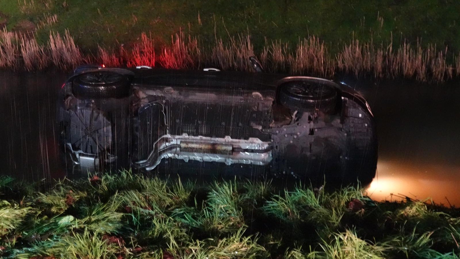 Auto te water op de Gouwe in Hoogwoud