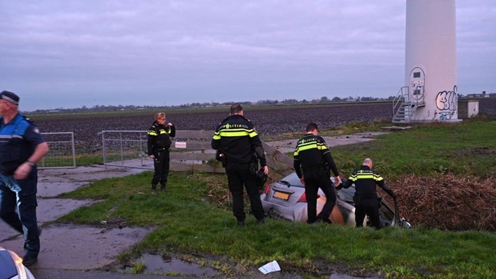 Auto half in de sloot in Berkhout