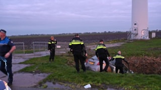 Auto half in de sloot in Berkhout