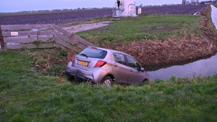 Auto half in de sloot in Berkhout1