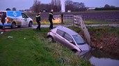 Auto half in de sloot in Berkhout2