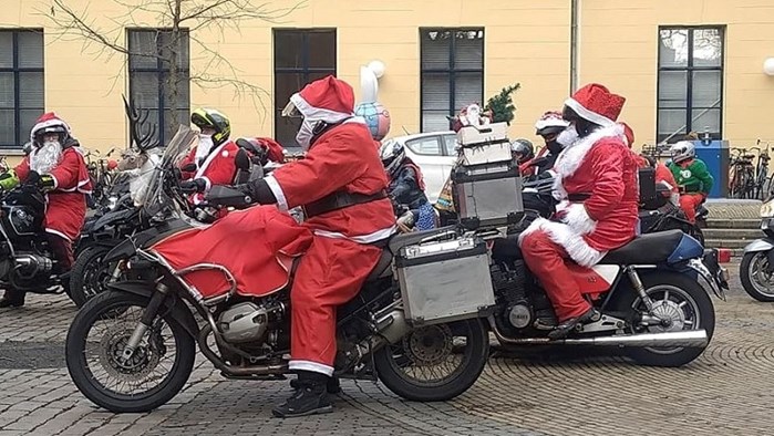 Kerstman - kerstvrouw op de motor