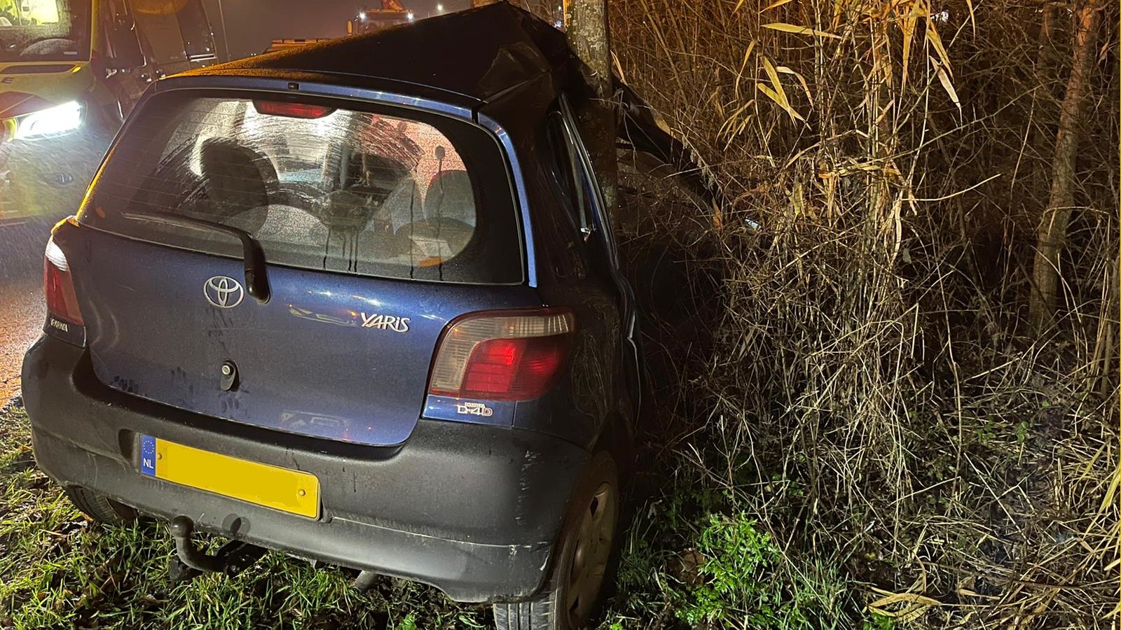 Auto botst in Zwaag tegen boom