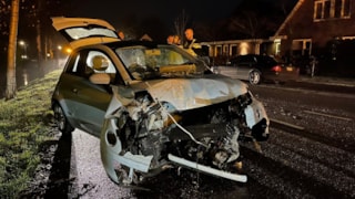 Auto tegen boom in Oosterblokker