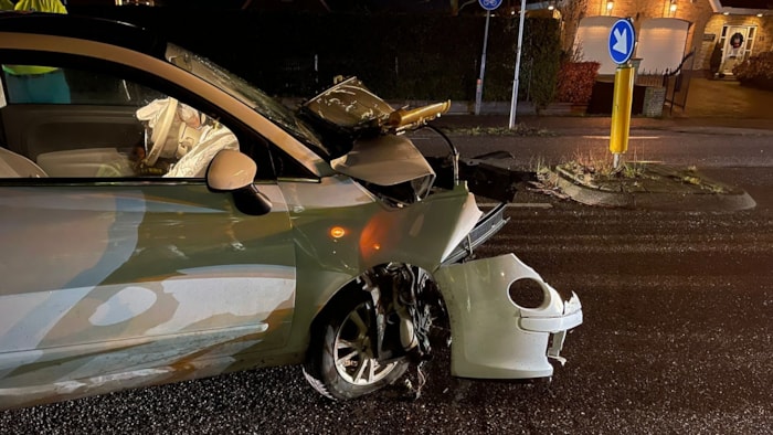 Auto tegen boom in Oosterblokker1