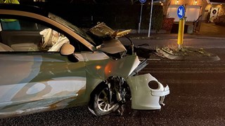 Auto tegen boom in Oosterblokker1