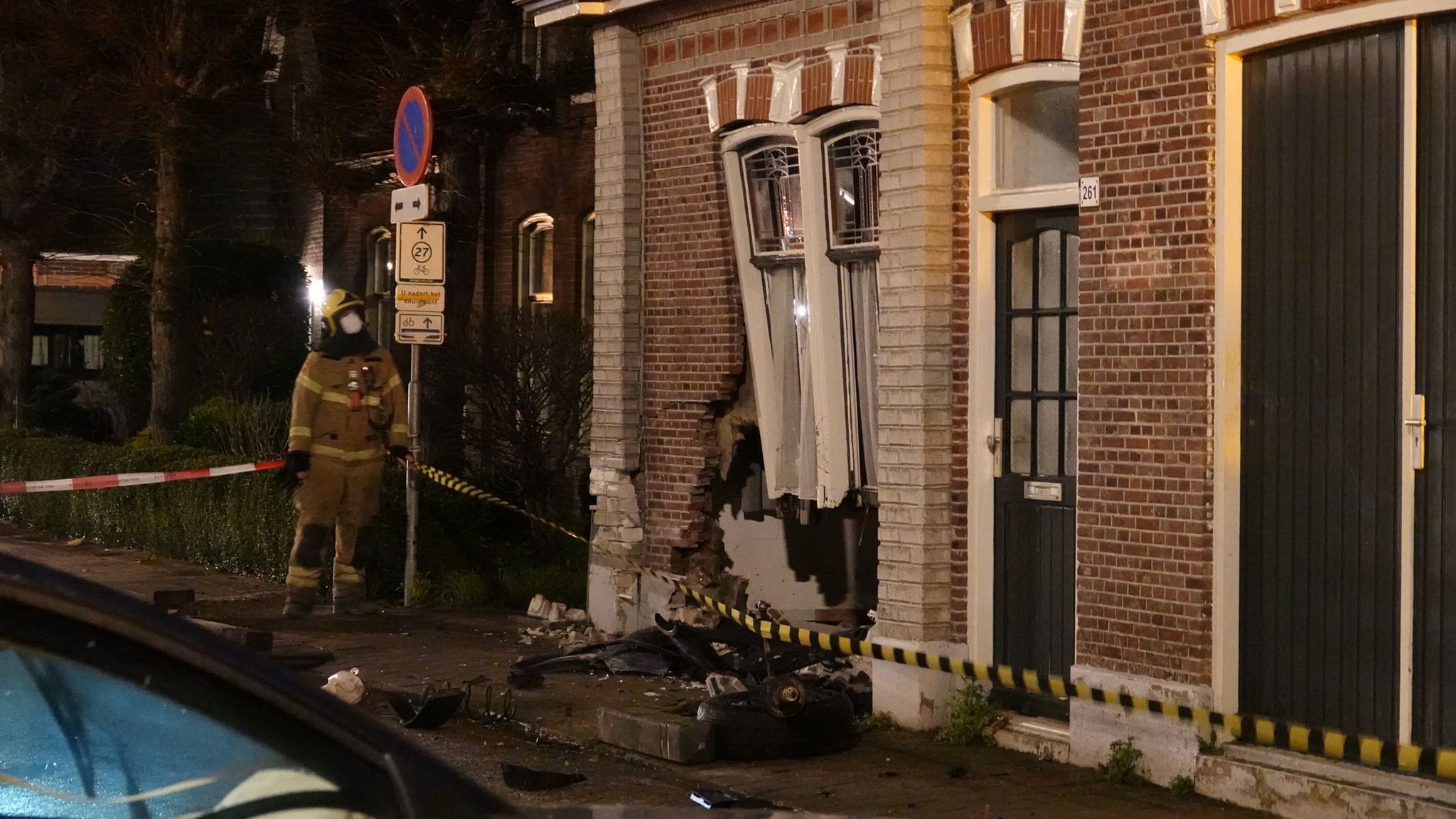Brokkenpiloot knalt tegen monumentaal huis in Bovenkarspel: grote ravage