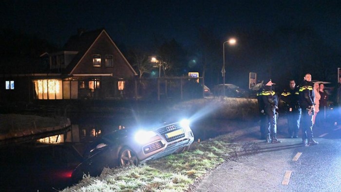Auto half te water in Berkhout2