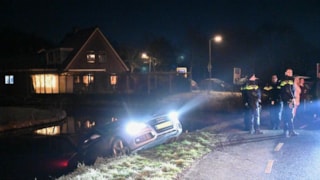 Auto half te water in Berkhout2