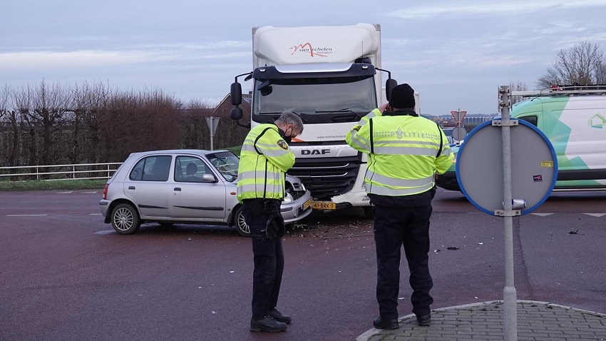 Aanrijding in Zwaagdijk-Oost, automobilist naar ziekenhuis