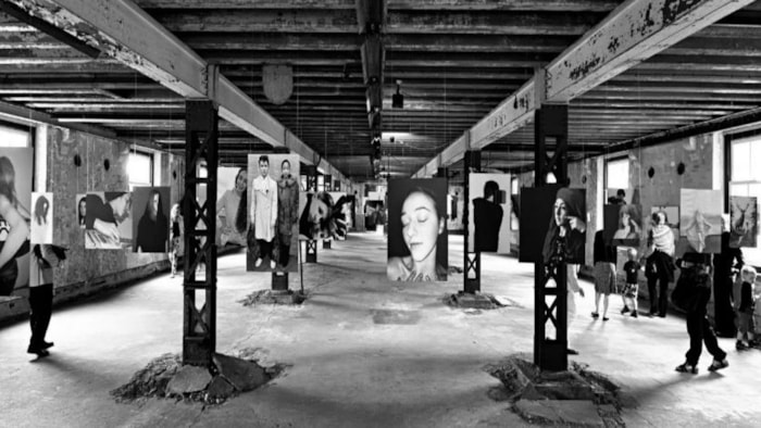 Een kunstexpositie op het Hembrugterrein (Foto Emre Kanik)