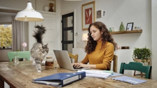 Belastingdienst aanslag vrouw aan tafel