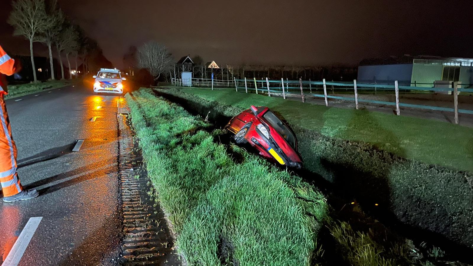 Automobilist rijdt sloot in en vlucht