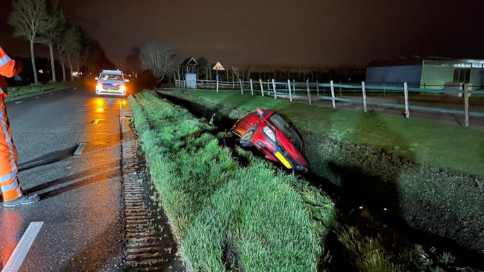 Auto in de sloot in Andijk