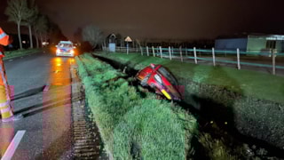 Auto in de sloot in Andijk