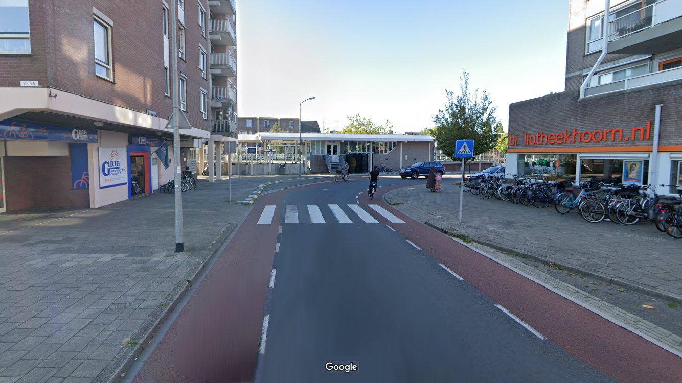 Veel klachten over zebrapad vlakbij de bocht van de Rijnweg bij de bibliotheek 