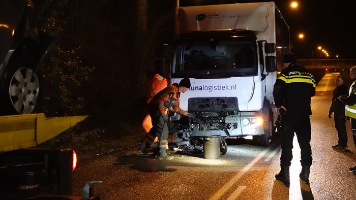 Bakwagen rijdt in op file