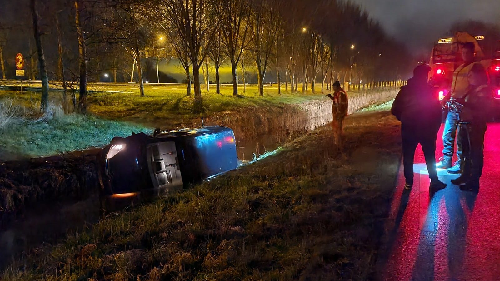Lege auto te water, eigenaar komt uit de bosjes
