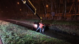 Auto te water aan de Venneweg2