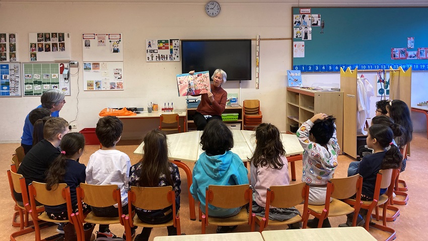 Marion leest voor op Kindcentrum Universum