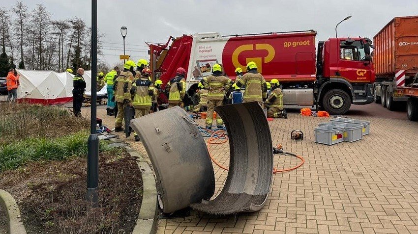Persoon zwaargewond onder vrachtwagen in Grootebroek (video)