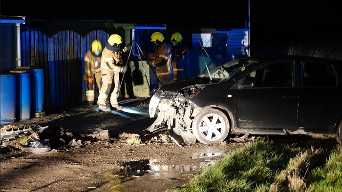 Auto vliegt uir de bocht in Medemblik