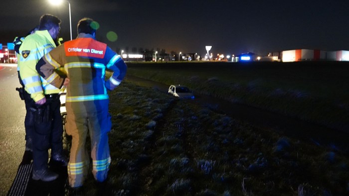 Auto in de sloot bij Hoogkarspel