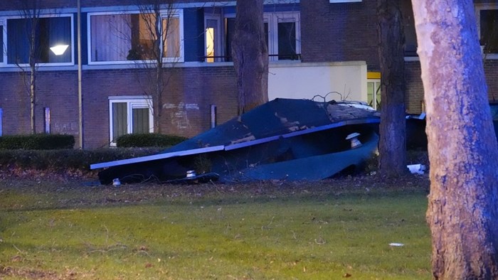 Liorneflat storm Eunice dak op de grond