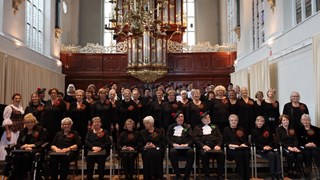 Het voltallige Schoorkoor met dirigente Margreet