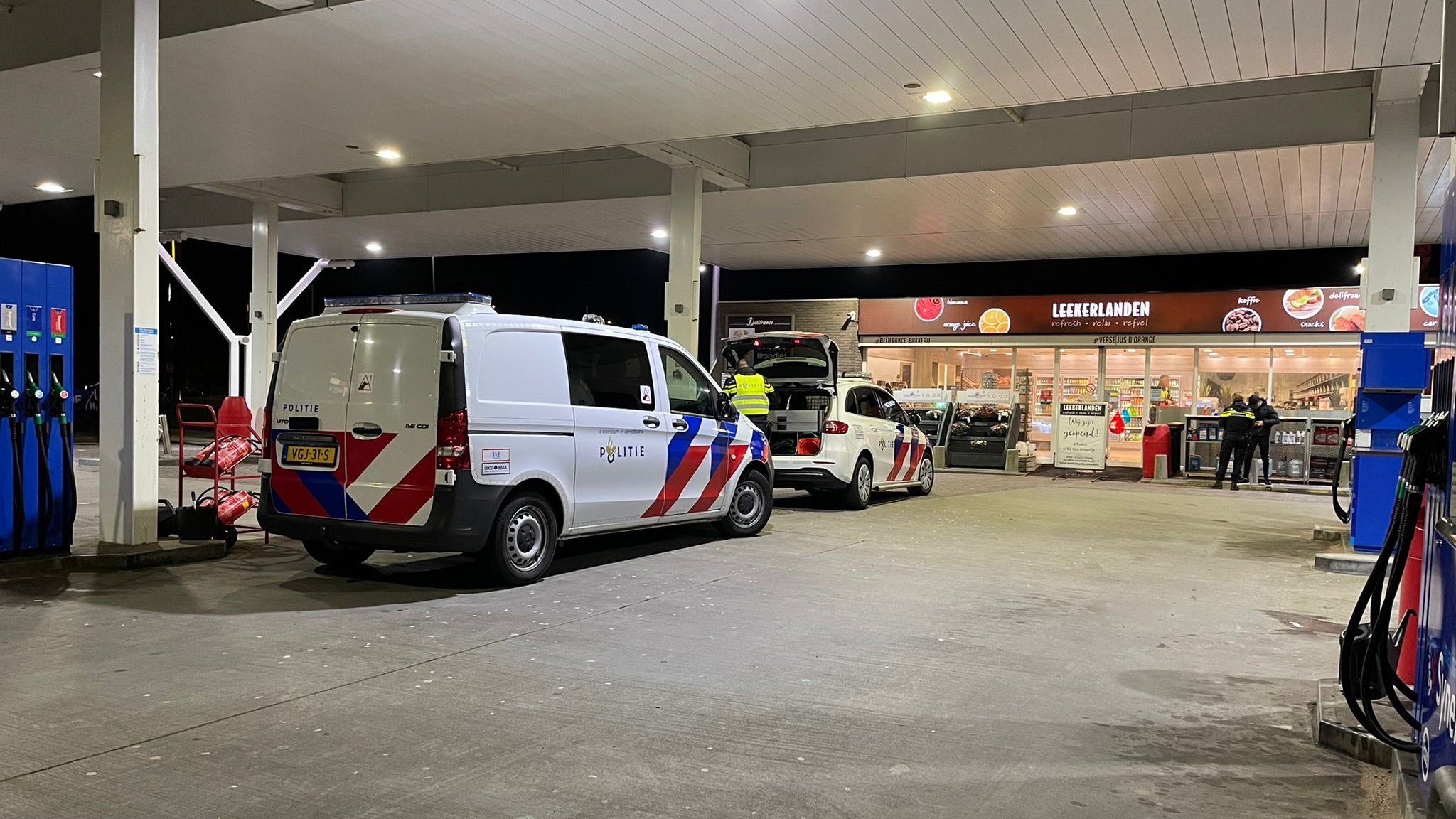 Man met steekwonden vraagt om hulp bij Esso benzinepomp afslag A7 naast Mc Donald's