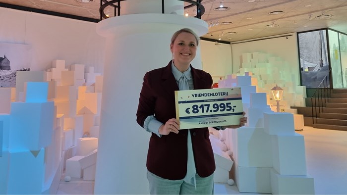 Anca Becks, sponsorwerver, ontving namens het Zuiderzeemuseum de cheque van de VriendenLoterij