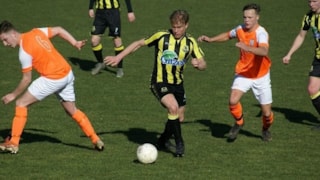 Joris Schouten VVW omspeelt 2 man o.a. Guillaume Kabel van Hogo Boys