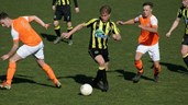 Joris Schouten VVW omspeelt 2 man o.a. Guillaume Kabel van Hogo Boys