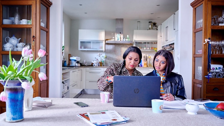 Samen achter de computer en andere gewoonten rond de jaarlijkse belastingaangifte