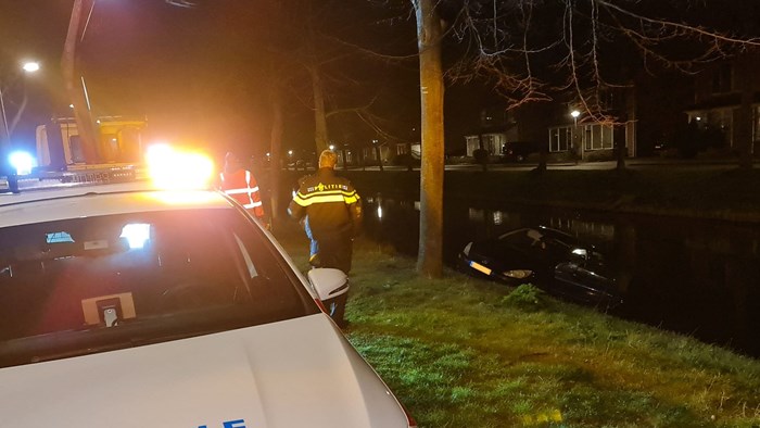 Auto te water op de Ceder