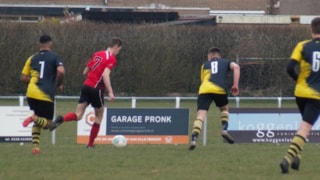 Lars Hoebe aan de bal