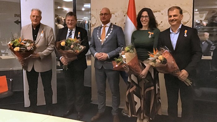 De onderscheidenen vlnr Nico Oudheusden, Bert van Dijkhuizen, Burgemeester Jan Nieuwenburg, Patricia Kusters, Levent Helelespe