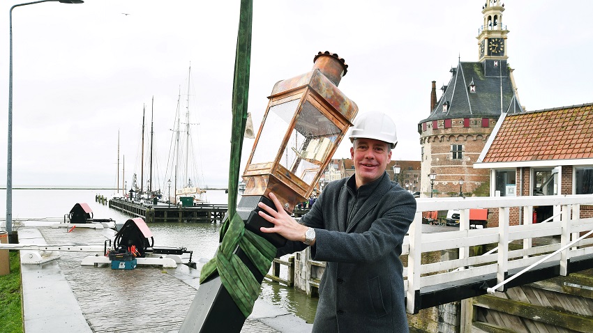 Ook nostalgische verlichting op het havenhoofd