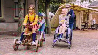 De Vliegende Hollander (links) en Tess en haar broer Sam namens Stichting Opkikker (rechts),