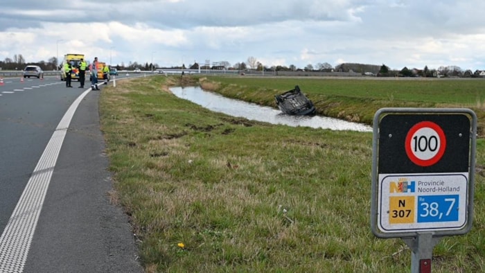 Auto rijdt in Hoogkarspel water in