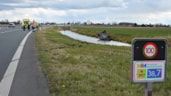 Auto rijdt in Hoogkarspel water in