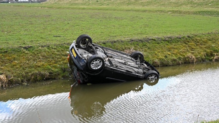 Auto rijdt in Hoogkarspel water in1