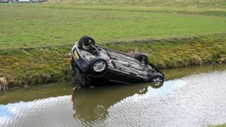 Auto rijdt in Hoogkarspel water in1