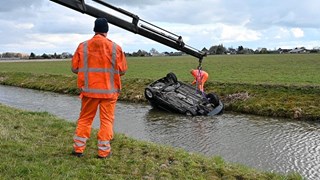 Auto rijdt in Hoogkarspel water in2