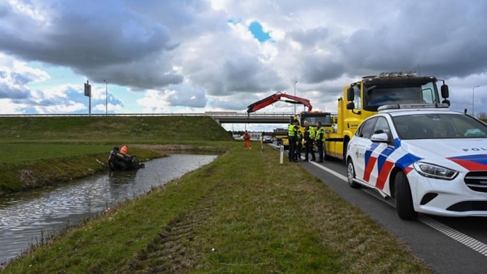 Auto rijdt in Hoogkarspel water in3