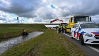 Auto rijdt in Hoogkarspel water in3