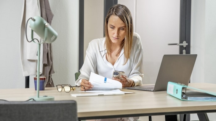 Vrouw zoekt hulp bij Herstart invordering Toeslagen