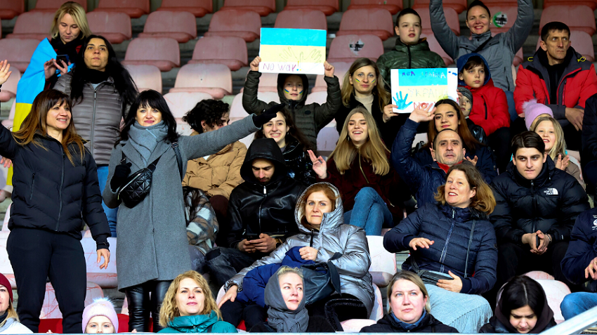 Oekraïense vluchtelingen beleven topavond bij FC Volendam – De Graafschap