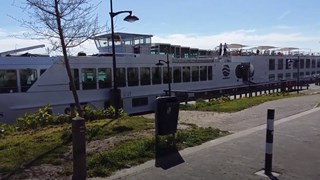 Aangemeerde riviercruiseboot