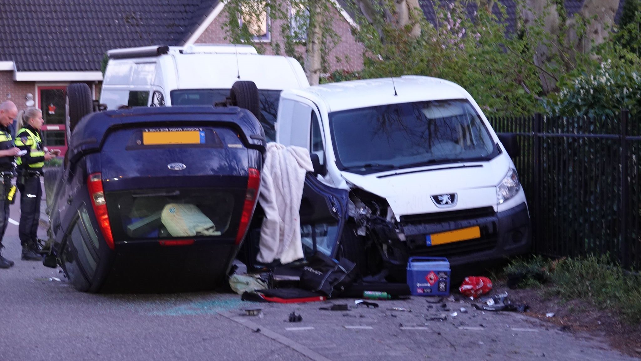 Auto op z'n kop in Hoogkarspel